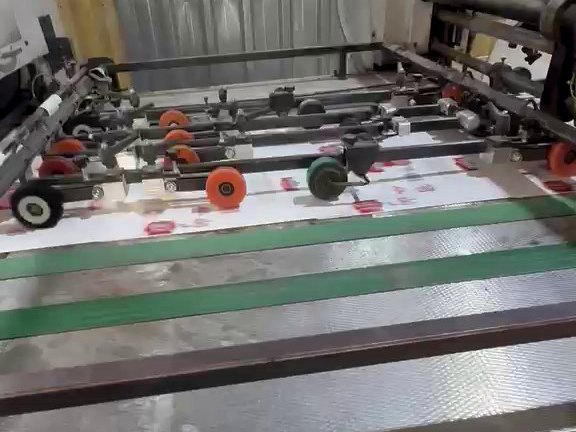 Semtor Ambalaj fabrikasında kutu katlama ve yapıştırma makinesi